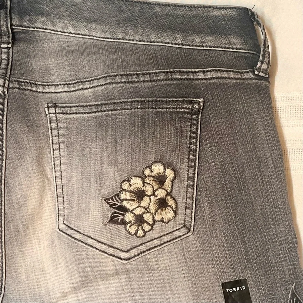 💥SALE💥 $32 Torrid Ankle Skinny Gray Floral Embroidered Jeans NWT Sz 16R - Picture 10 of 16